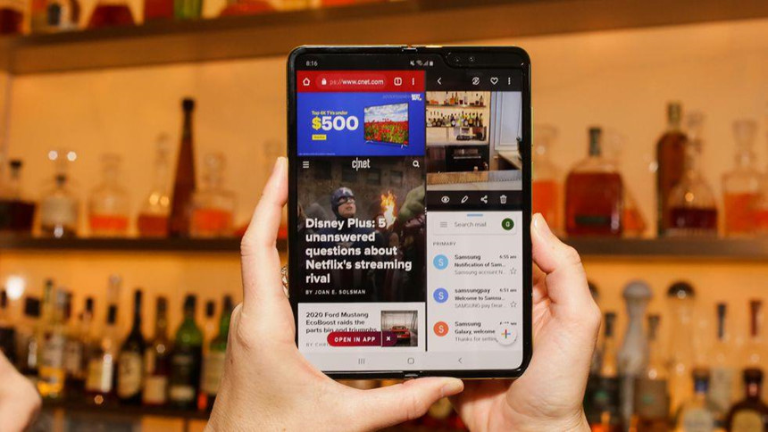 Galaxy Fold: Cuộc sống với màn hình nhăn, notch và khe hở không khí